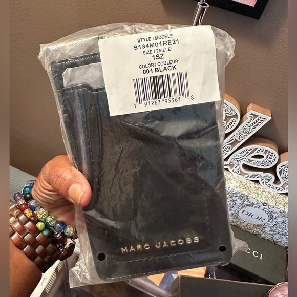 NWT/NIP MARC JACOBS Leather Phone Crossbody - Picture 5 of 11